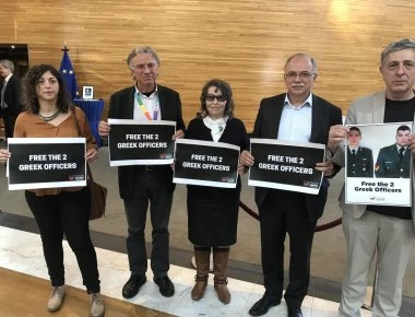 Διαδήλωση με πλακάτ στο Ευρωκοινοβούλιο από ευρωβουλευτές του ΣΥΡΙΖΑ για τους Έλληνες στρατιωτικούς (φωτό)